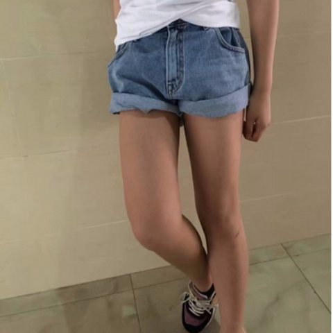 Emy shorts in high-waisted jeans