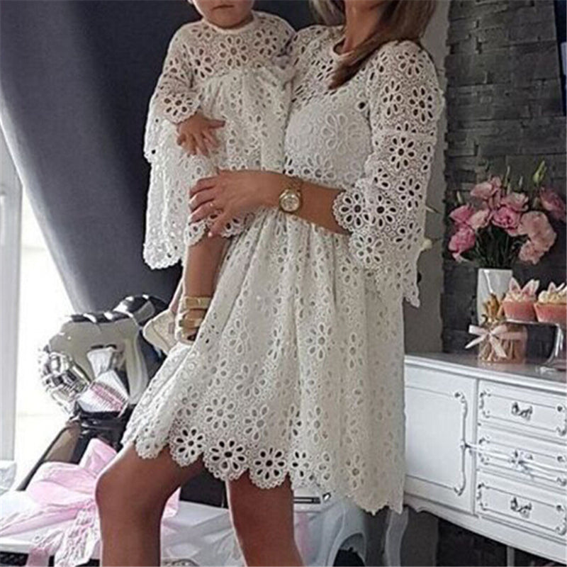 Completo mamma e figlia: Vestito in pizzo floreale bianco - @ShopLowCost