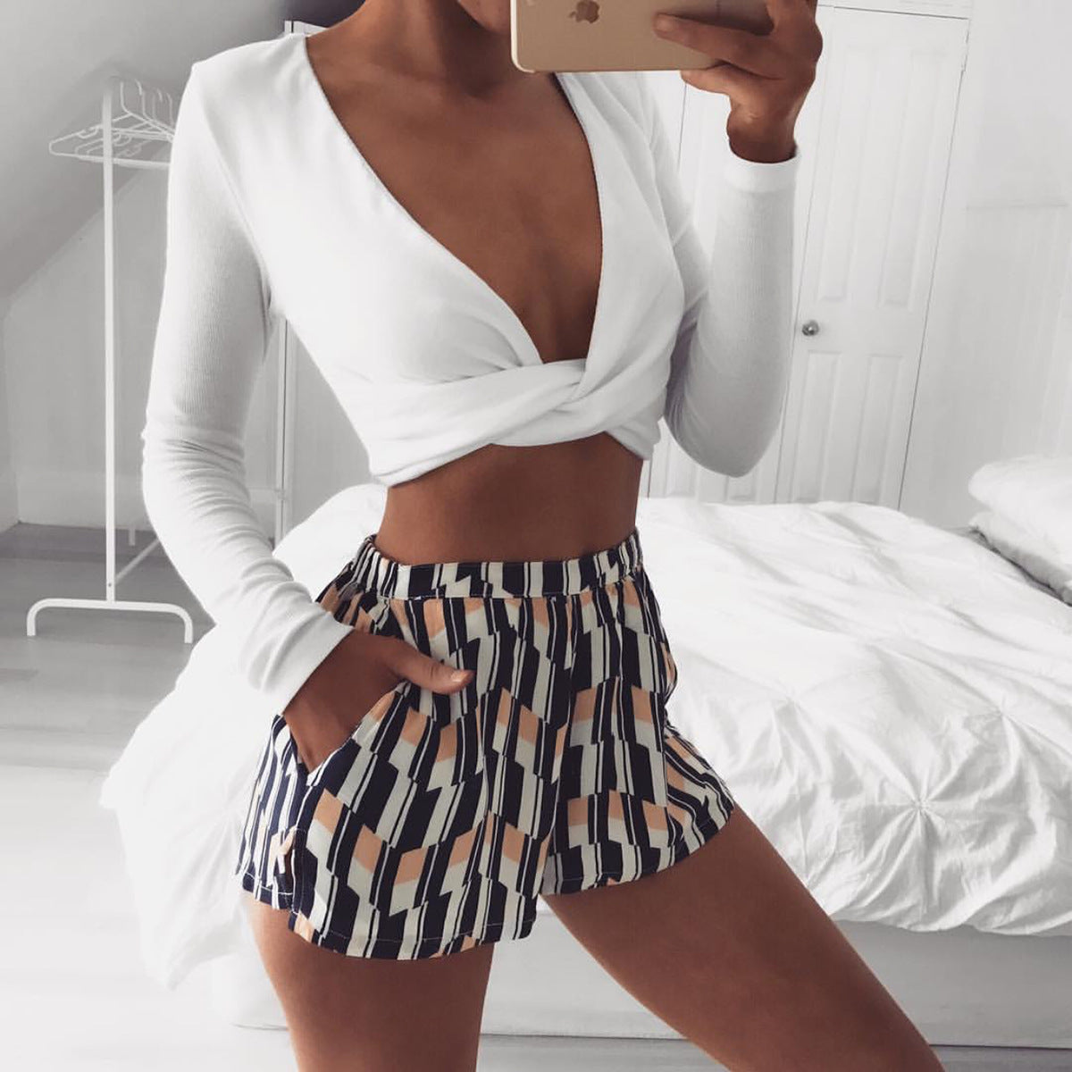 Sexy top corto bianco con scollo - @ShopLowCost