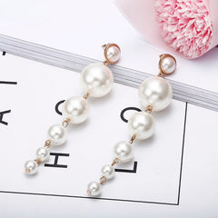 Orecchini lunghi con perle