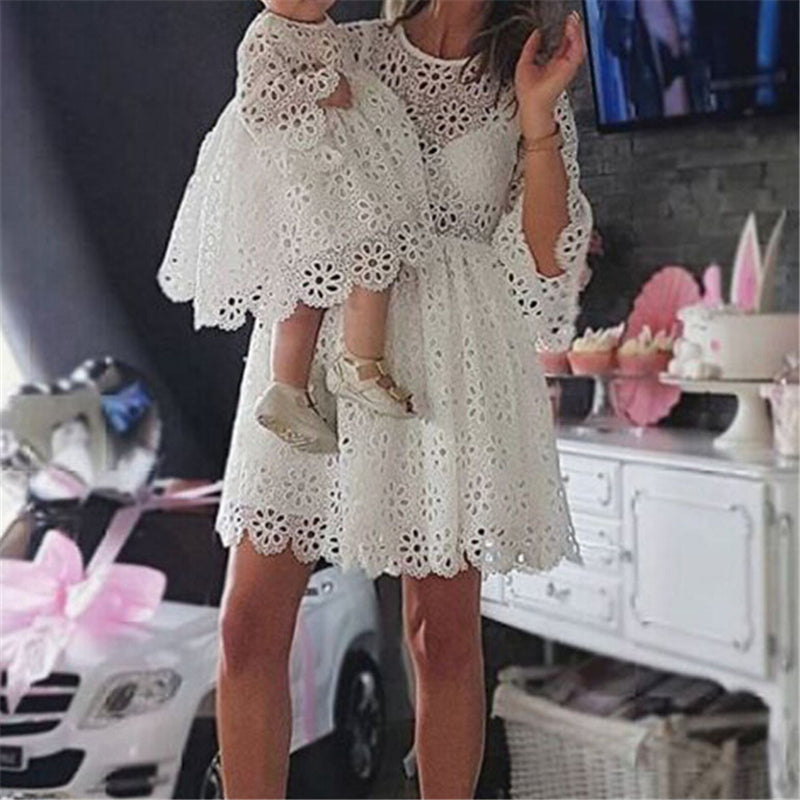 Completo mamma e figlia bianco: Vestito in pizzo floreale - @ShopLowCost