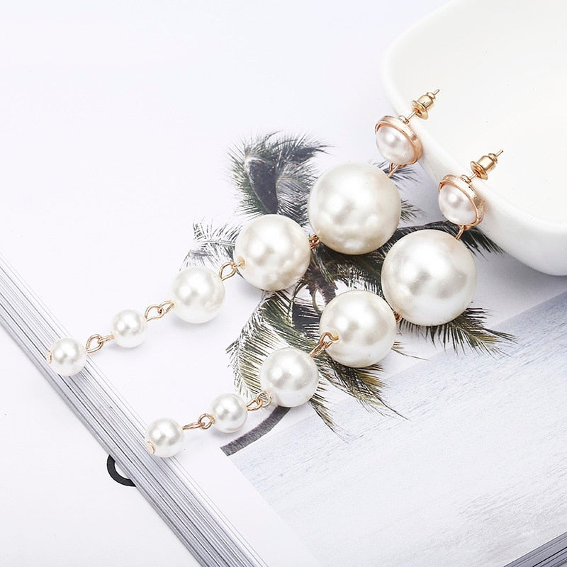 Orecchini lunghi con perle