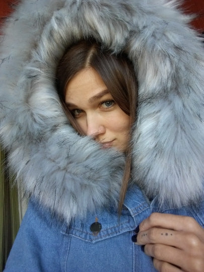 Denim jacket with long sleeves and fur hood